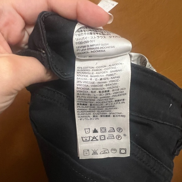 Levi’s 721 High Rise Skinny in Soft Black (28x30) - Picture 13 of 16
